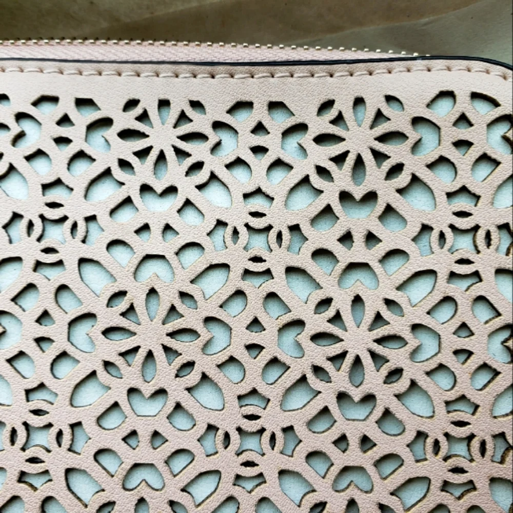 Ivanka Trump leather tablet zip case/ Tech sleeve - Picture 5 of 6